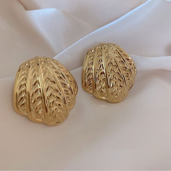 Vintage Gold Seashell Earrings - Picture 2 of 3